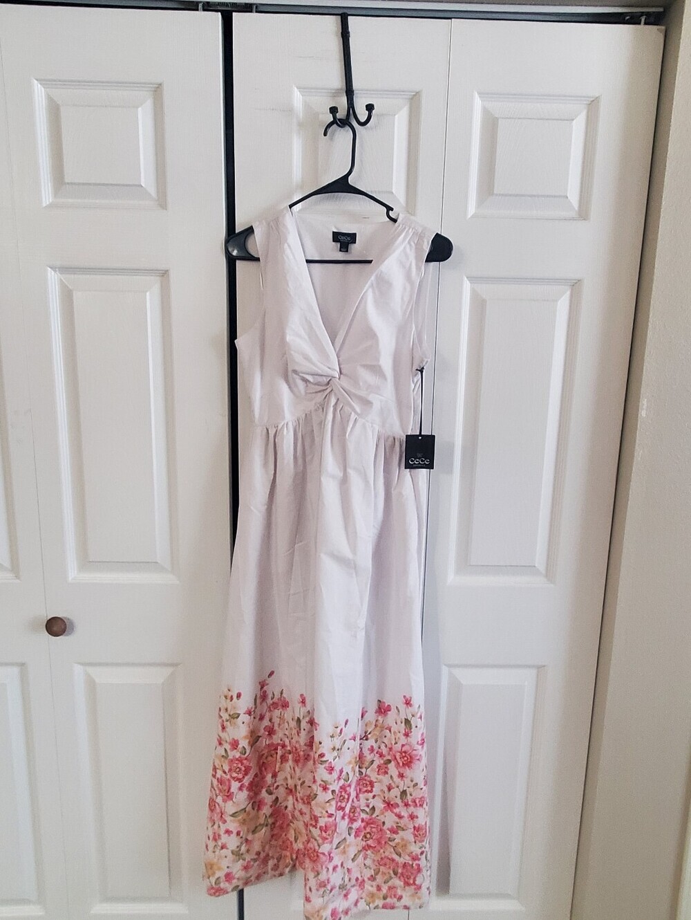 CECE SLEEVELESS VNECK MAXI DRESS SMALL NWT. WHITE FLORAL FLOWY BOHO  PARTY